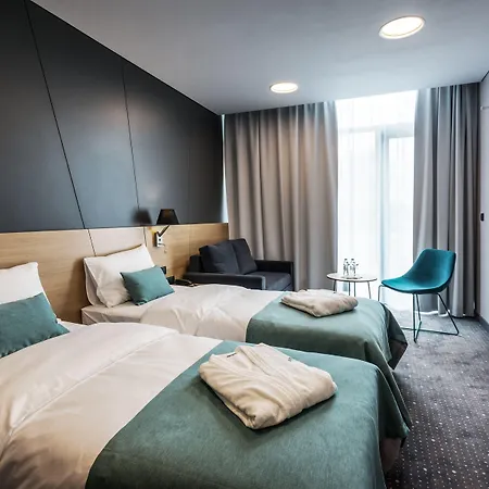 Regatta Restauracja 4* بوزنان