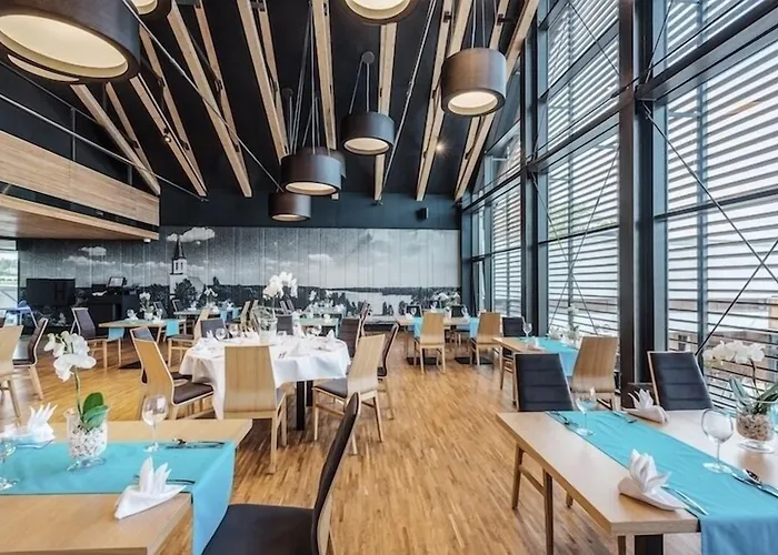 Regatta Restauracja بوزنان