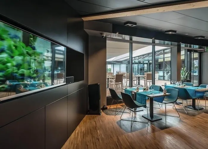 Regatta Restauracja 4* بوزنان